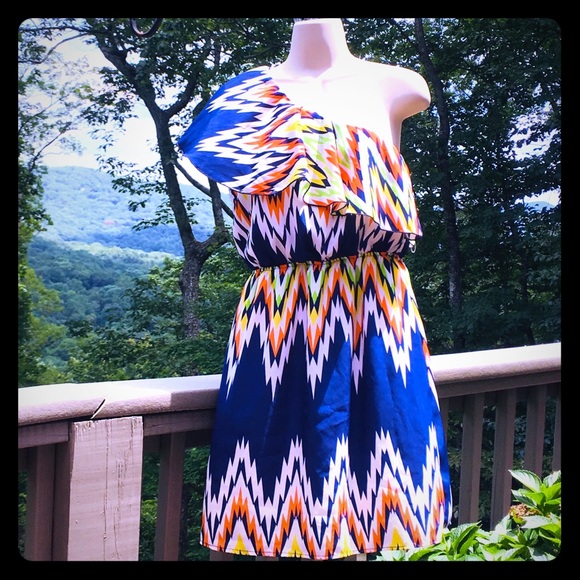 ❤️ Like New Gorgeous, Small, One Shoulder Chevron Print Dress - Picture 2 of 9